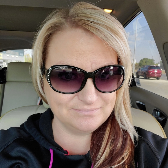 Meet your Posher, Rachel - Picture 3 of 3